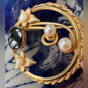 Elegant Gold and Black Brooch with Pearls